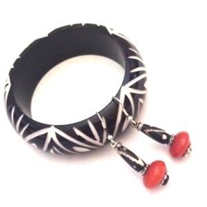 VINTAGE 60s CARVED DARK BROWN WHITE LUCITE BANGLE DANGLE DROP HOOK 2" EARRINGS